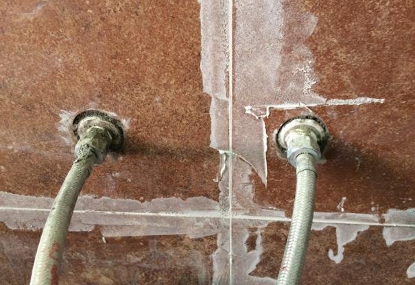 墙上打孔瓷砖打烂怎么办视频(墙上打孔瓷砖打烂怎么办视频讲解)