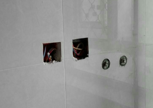 墙上打孔瓷砖打烂怎么办视频(墙上打孔瓷砖打烂怎么办视频讲解)