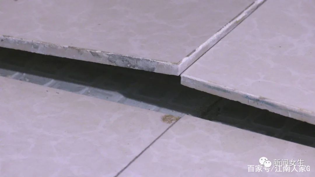 墙面瓷砖翘起来了,但是压不回去怎么办(墙面瓷砖翘起来了,但是压不回去怎么办视频)